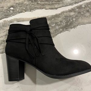 Ankle boot with chunky heel